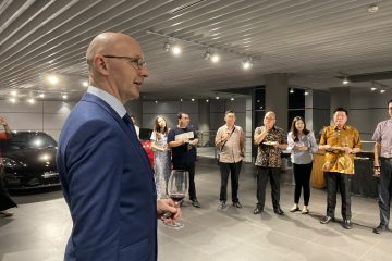 Managing Director of Porsche Indonesia Jason Broome welcomed the customers to the Porsche Centre Jakarta