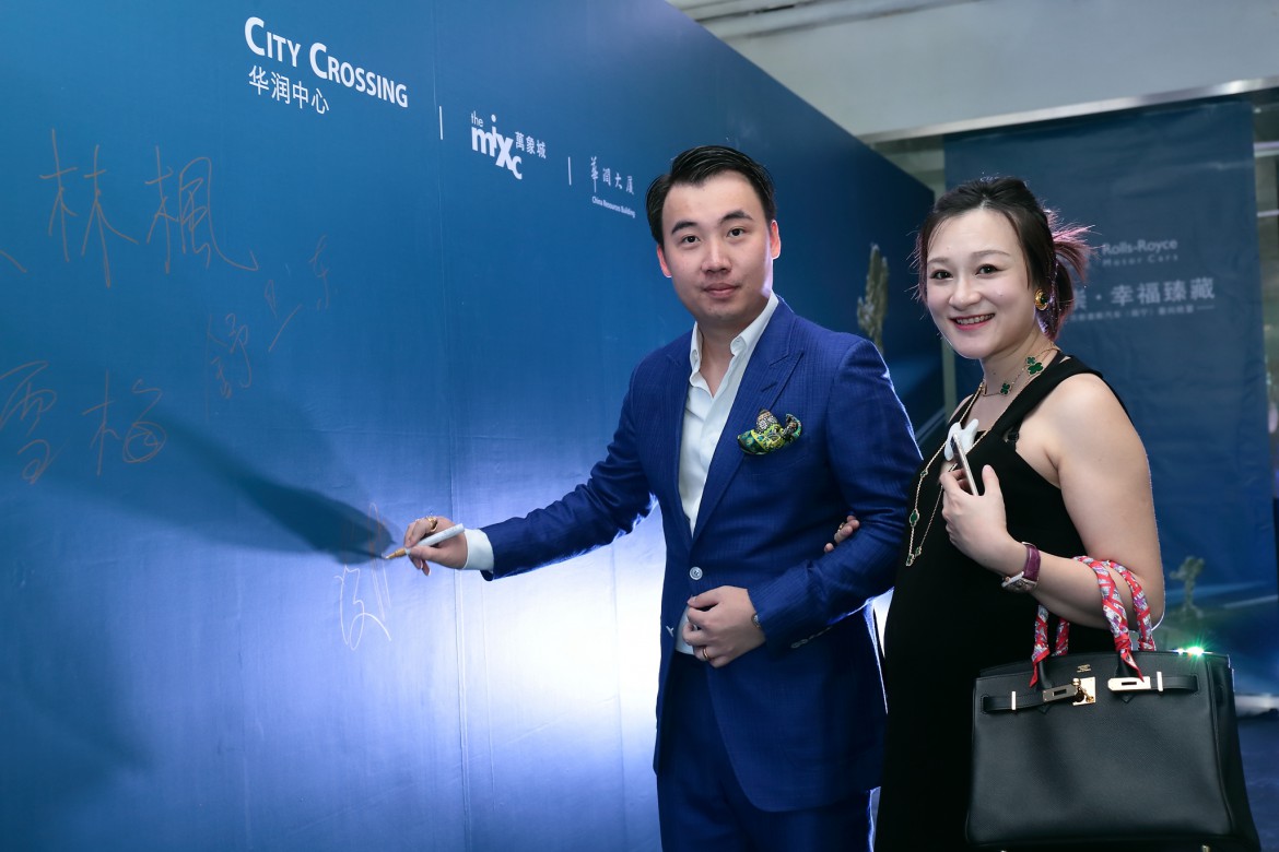 The guests at the Rolls-Royce Masterpiece Series Exhibition were encouraged to sign on a unique wall mural guest book