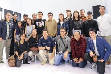 The participants of the "SHADOW" photography exhibition who are from the NET Photography community posed together at the Eurokars Gallery, Plaza Indonesia, Jakarta